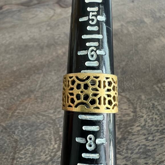 Gold tone filigree intricate wide cigar band ring - size 7 - Picture 3 of 5